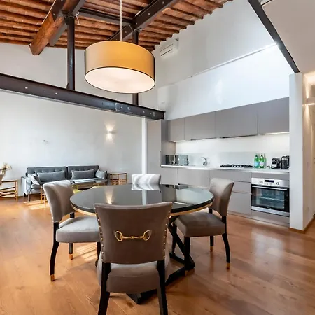 At Santacroce * فلورنس